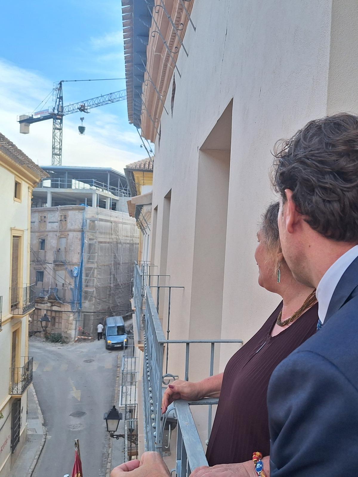 Luna y Campoy contemplan los avances del nuevo Palacio de Justicia de Lorca.