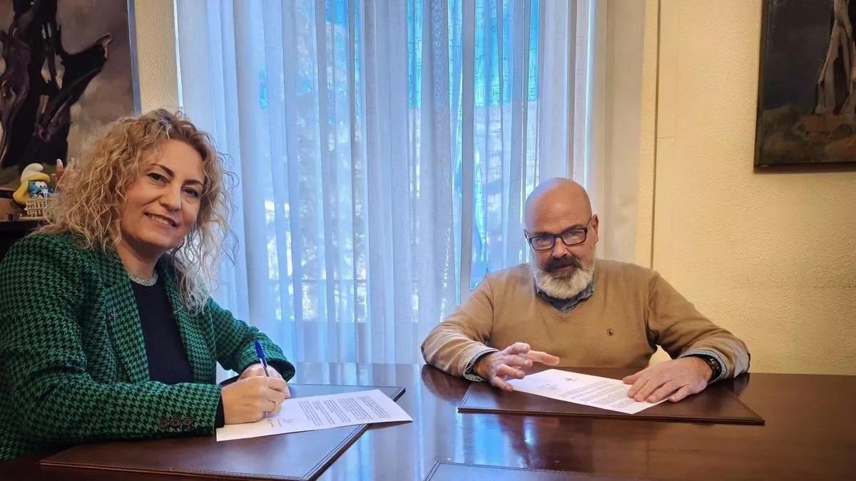 Lena, Gema Álvarez y Fernando Secades, en la firma del acuerdo presupuestario