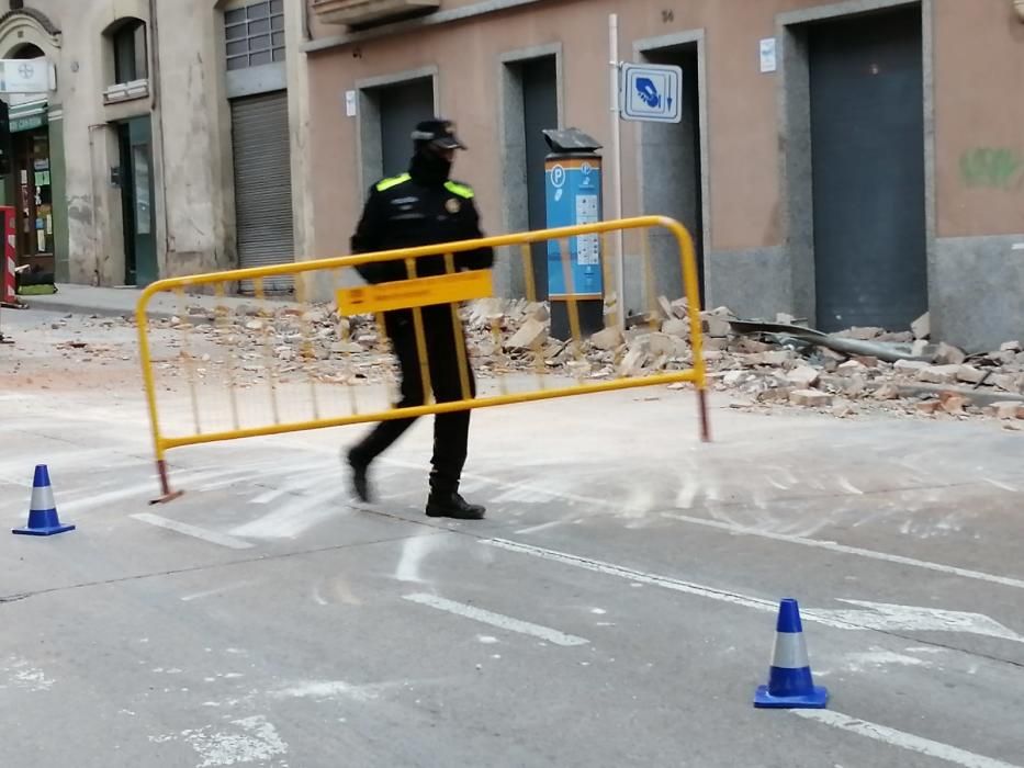 Despreniment d'una cornisa a la carretera de Vic