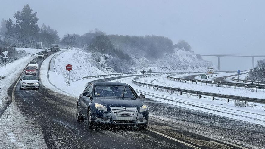 Intensas nevadas dispararon las incidencias en carretera y atraparon a varias familias