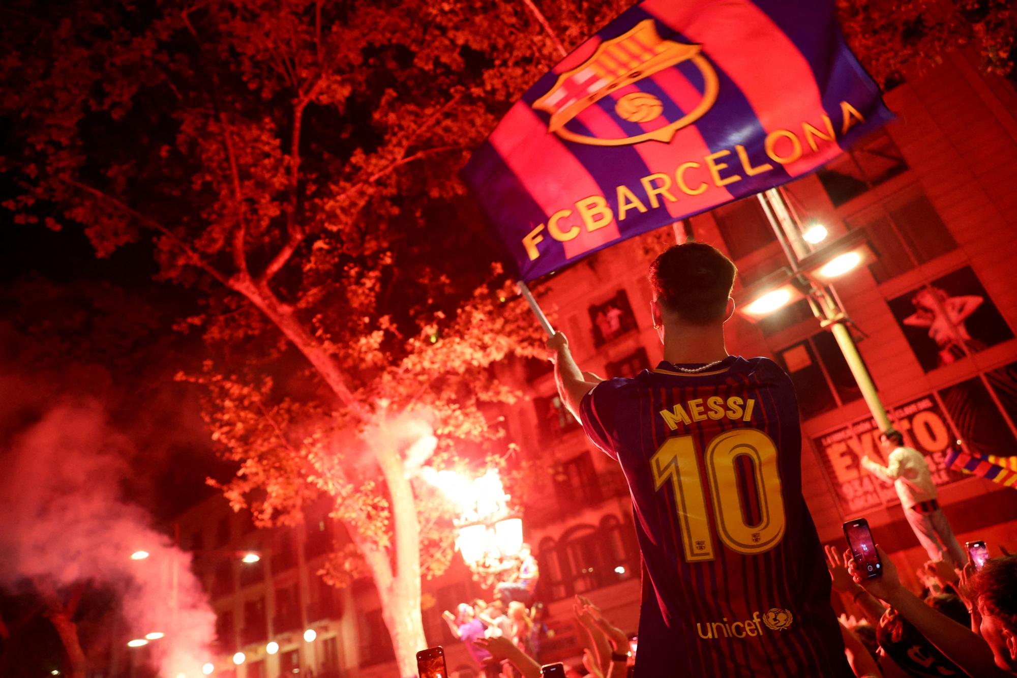 GALERIA | Els aficionats del Barça tornen a Canaletes per celebrar la Lliga