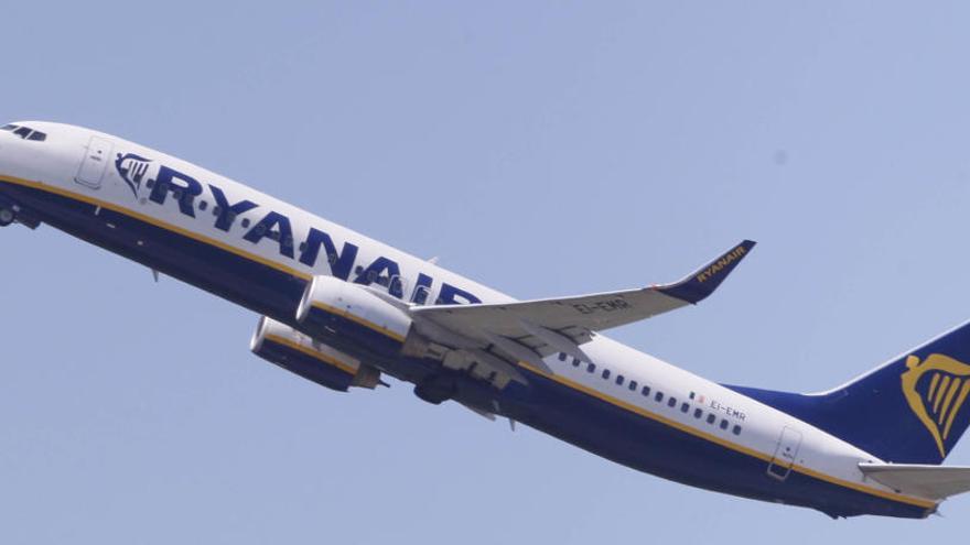 Un avió s&#039;enlaira a l&#039;aeroport de Girona