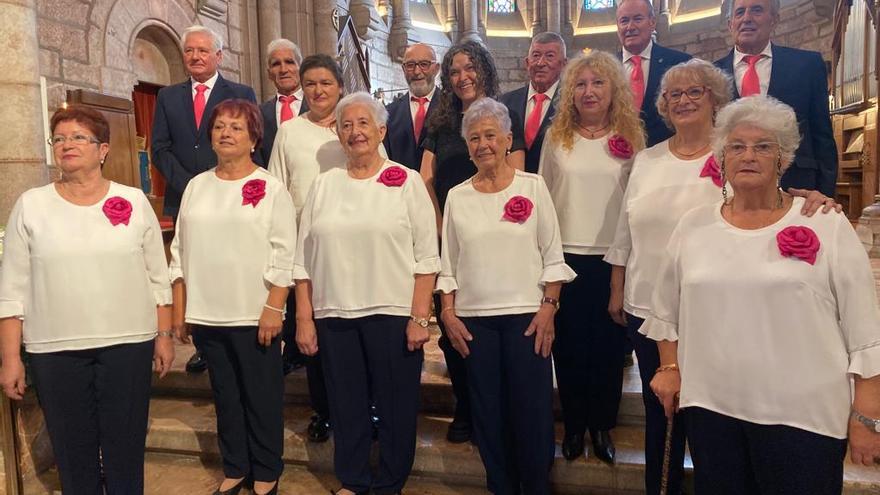 El Coro de Argüelles cantó la misa dominical de la basílica de Covadonga