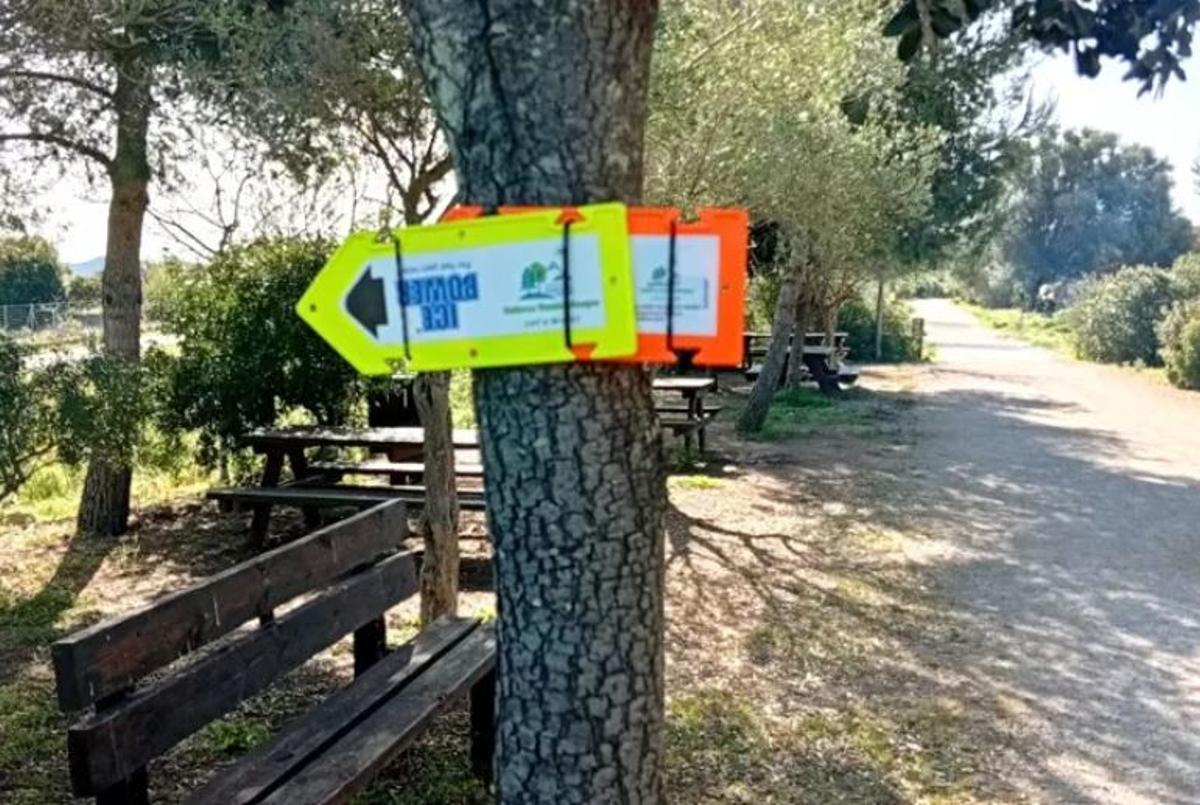 Mit Kabelbindern befestigten die Organisatoren der Wandertage die Wegbeschilderungen - in Artà wohl ohne Erlaubnis