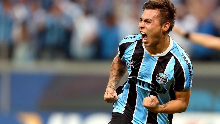 El delantero chileno celebra un gol con la camiseta del Gremio.