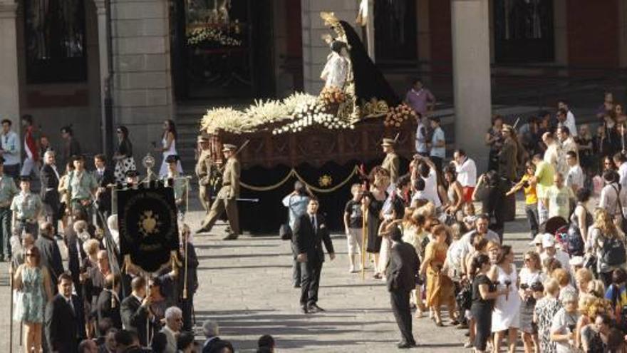 El paso de la Virgen de Nuestra Madre de las Angustias desfila por la Plaza Mayor en compañía de los numerosos hermanos que participaron en la procesión.