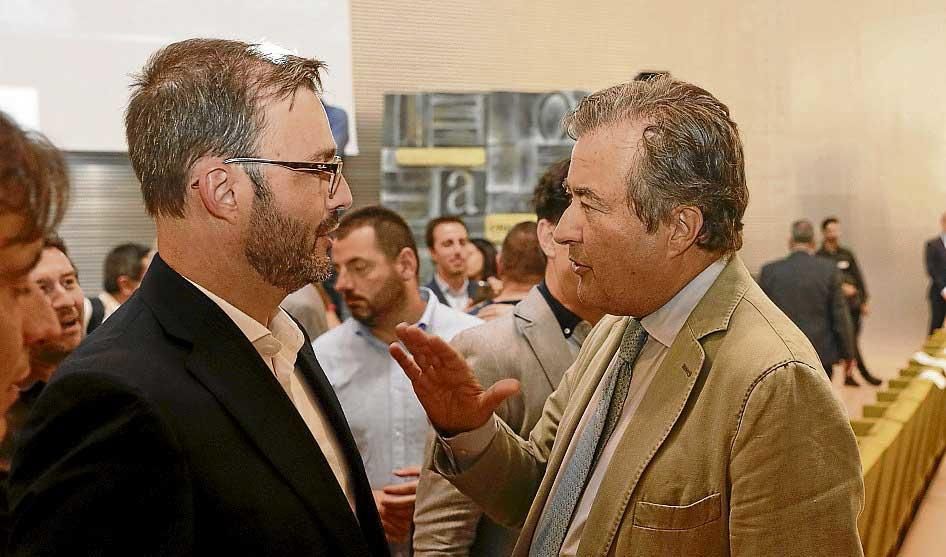 El hasta hace pocas horas alcalde de Palma, José Hila, con el presidente de la Autoridad Portuaria, Joan Gual de Torrella.