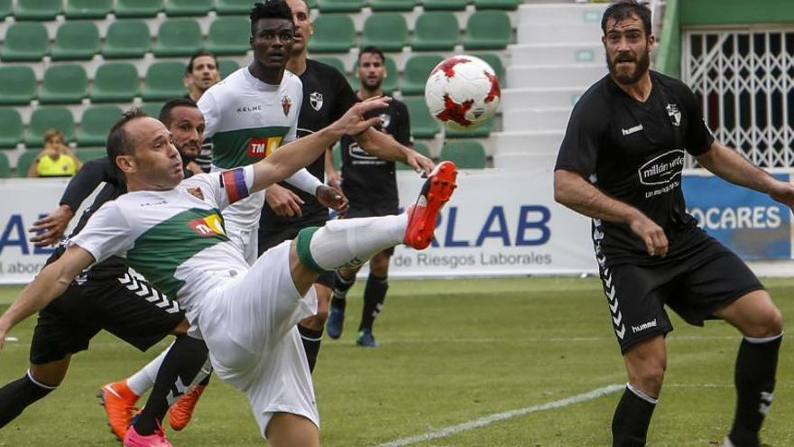 Nino intenta un disparo acrobático, durante el partido de esta mañana