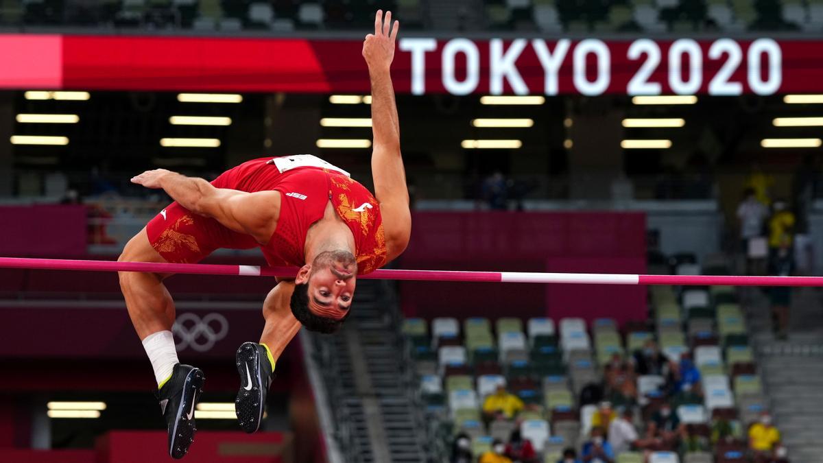 Jorge Ureña, en pleno vuelo, durante la prueba de salto de altura del Heptatlón de Tokio 2020