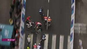 Bocadillo entre ciclistas... ¡y tremenda caída en la primera etapa de los ‘4 Días de Dunkerque’!