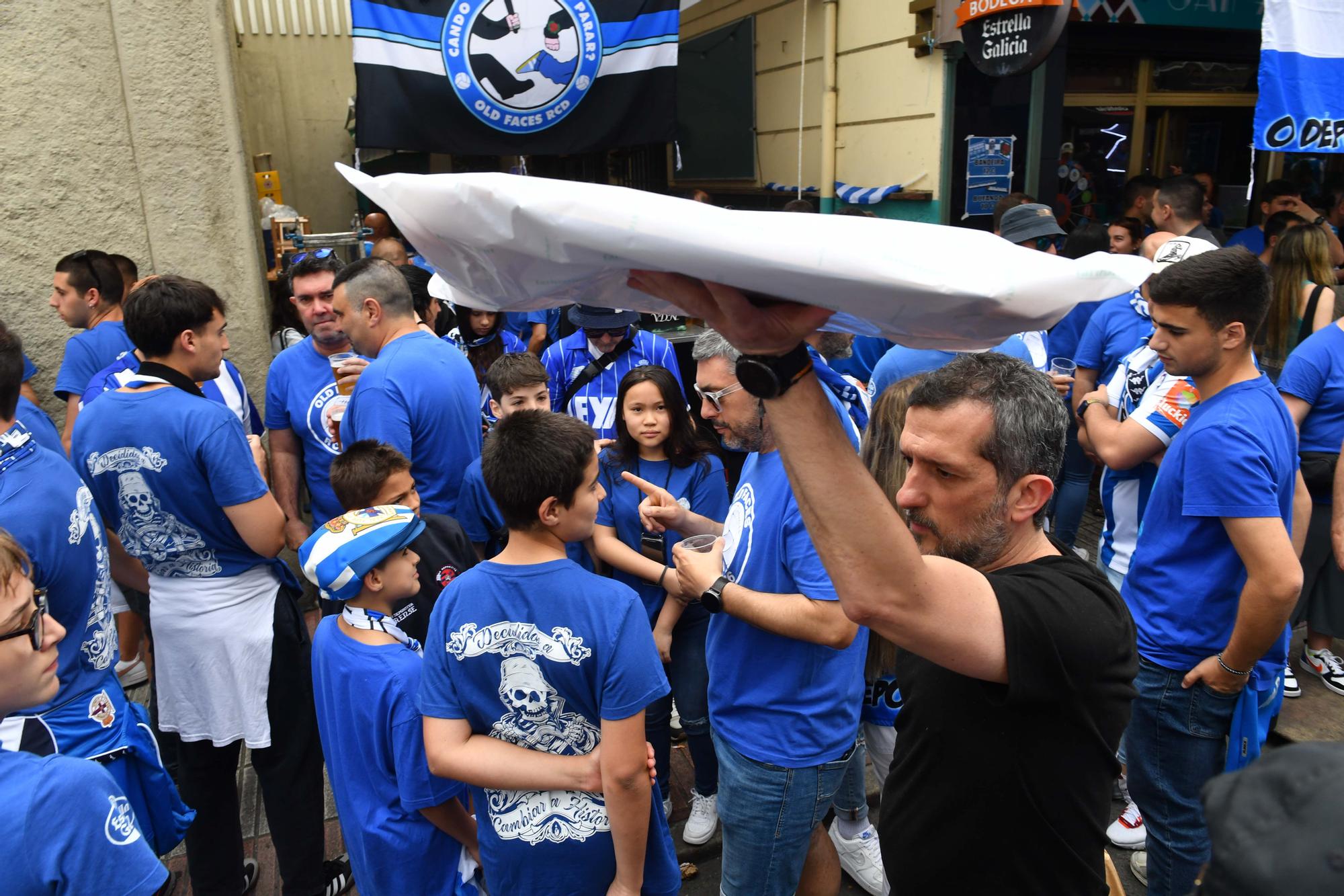 Ambientazo en la calle San Juan en la previa del Deportivo-Castellón