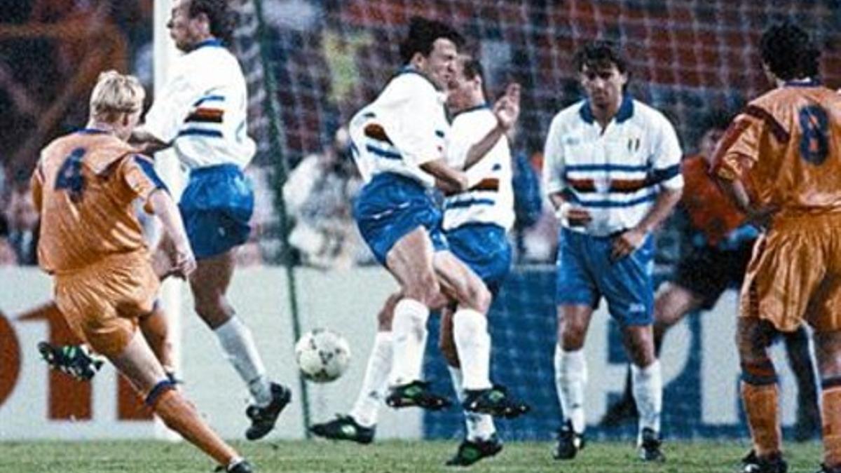 Koeman lanza la falta que dio la victoria al Barça en Wembley en 1992.
