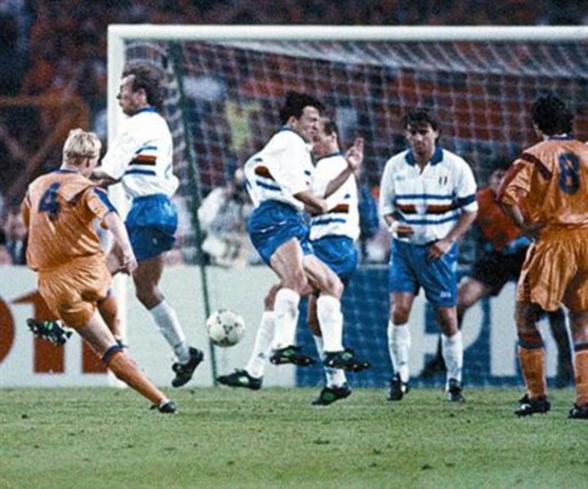 Koeman xuta la falta que va donar la victòria al Barça a Wembley el 1992.