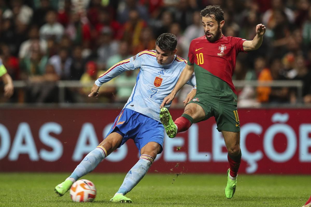 Braga (Portugal), 27/09/2022.- Portugal’s Bernardo Silva (R) in action against Spain’s Alvaro Morata during the UEFA Nations League soccer match between Portugal and Spain at the Municipal stadium in Braga, Portugal, 27 September 2022. (España) EFE/EPA/JOSE COELHO