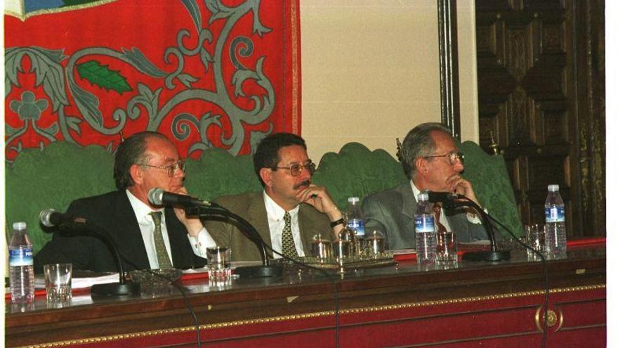 Unamuno, en un pleno junto a Pedro Roda y Antonio Vázquez.