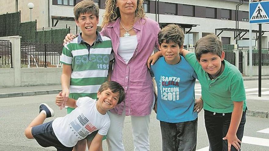 Rocío Iza con sus hijos. Por la izquierda: Juan, Carlos, Pelayo y Pablo Bermejo Iza.