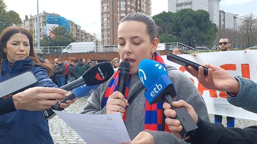 Una manifestación de aficionados de Osasuna pide la dimisión de la delegada del Gobierno