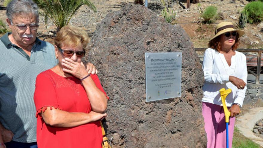 Familiares de las víctimas del accidente del JK5022 junto a la placa conmemorativa