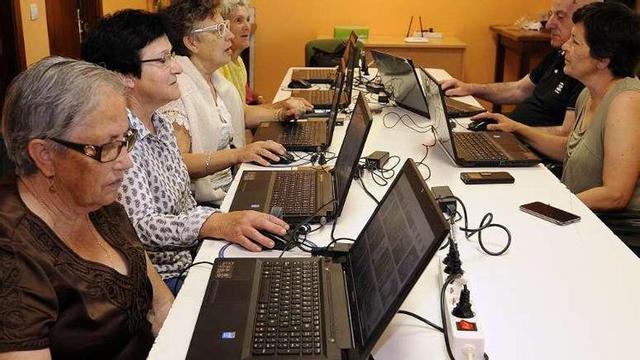 Vecinos de Bermés en el curso en el local social. // Bernabé/Javier Lalín