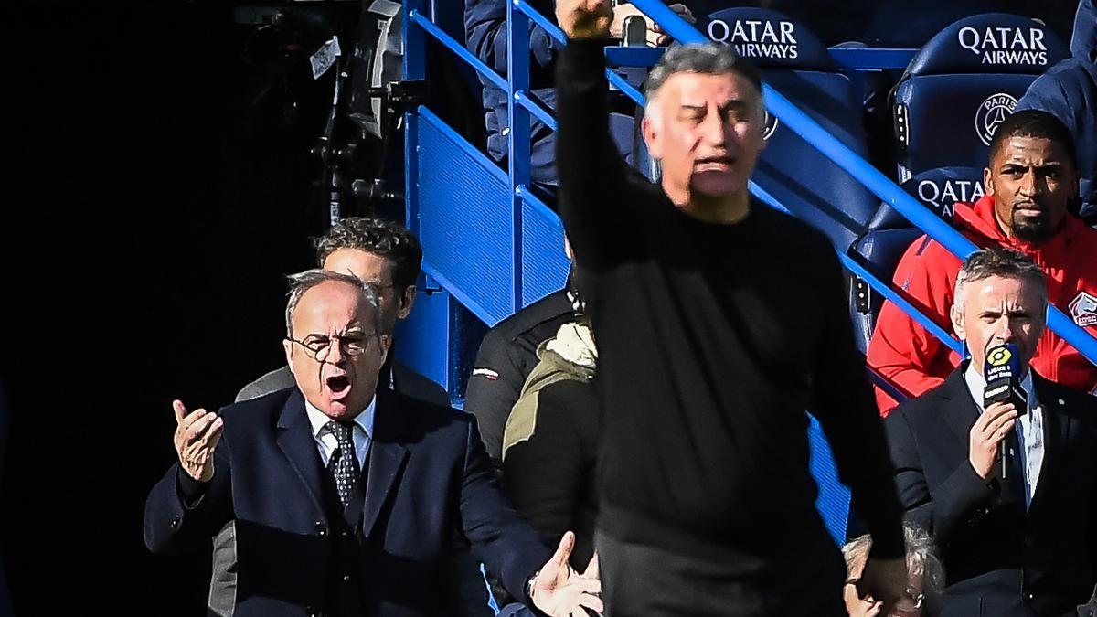 Luis Campos, detrás de Galtier, durante el partido.