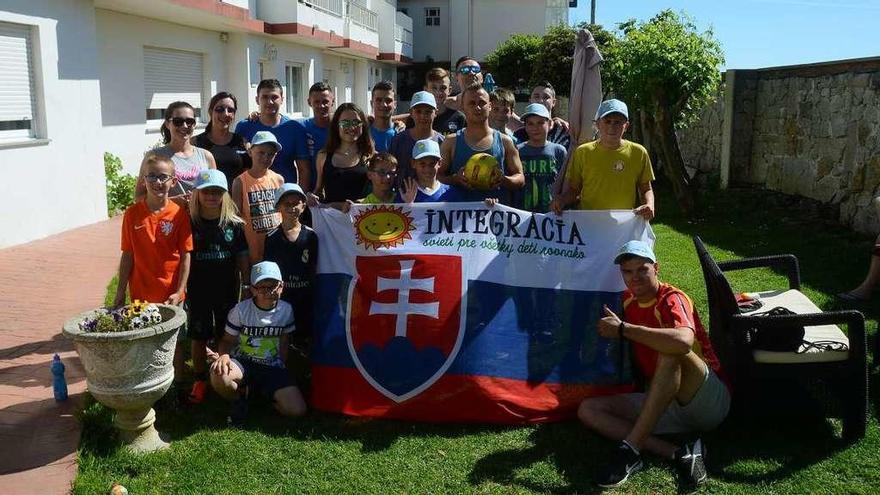 Lobotka posa junto a los jóvenes y responsables de Integrácia, ayer en los apartamentos de Rodeira en los que están alojados. // G.Núñez