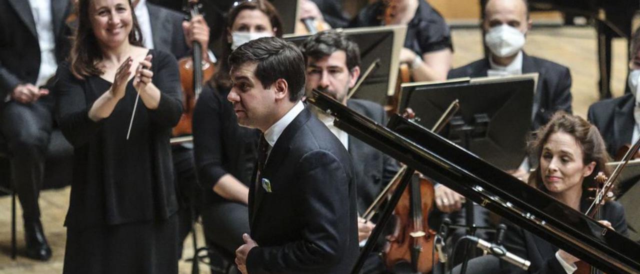 Kholodenko recibe el aplauso de público y orquesta –con Carneiro a la izquierda, con la batuta– tras su actuación de ayer. | Irma Collín