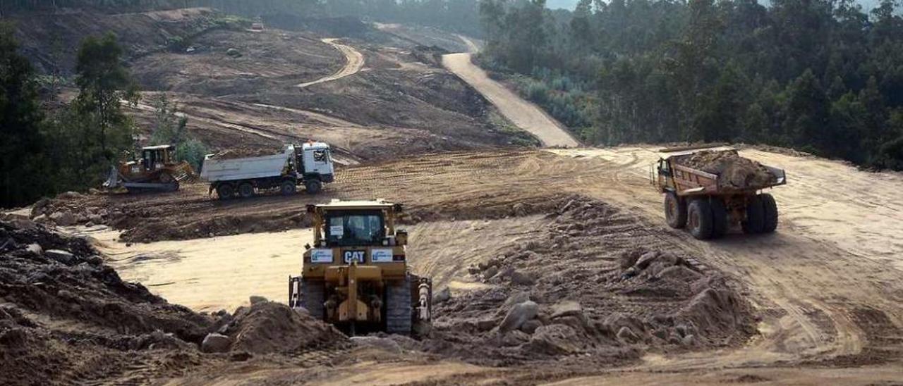 Trabajos ayer de movimientos de tierra en Marcón para el tramo de la A-57 Vilaboa-A Ermida. // R. Vázquez