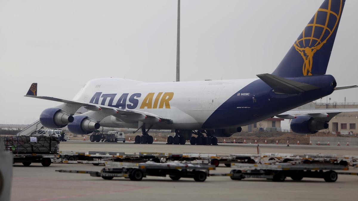 Un avión carguero de Atlas Air en el aeropuerto de Zaragoza, una de las compañía que cubre los vuelos de mercancías de Inditex.