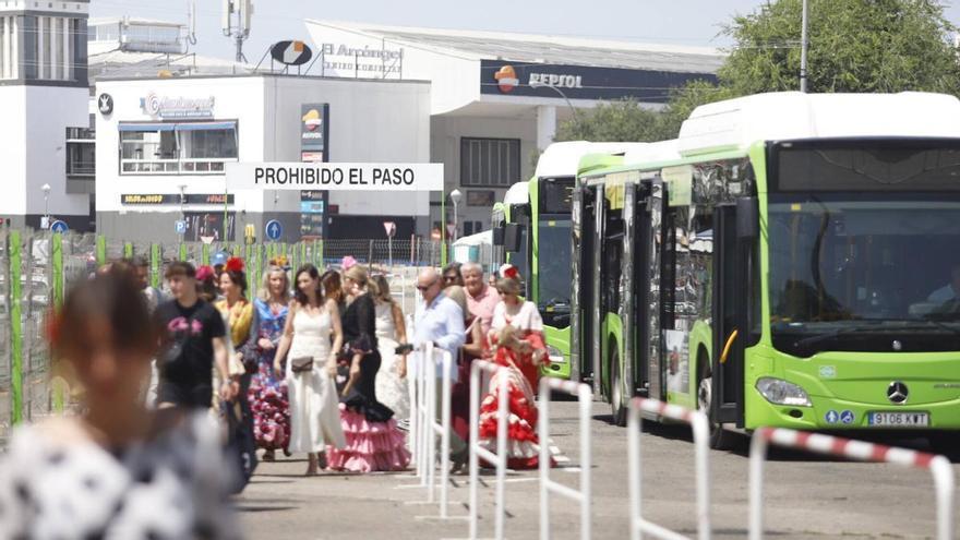 La odisea de llegar a la Feria de Córdoba entre autobuses, taxis y atascos