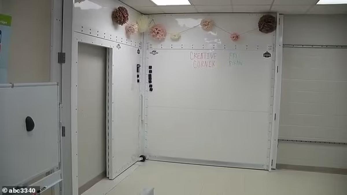 La habitación del pánico plegable en una escuela de primera de Alabama.