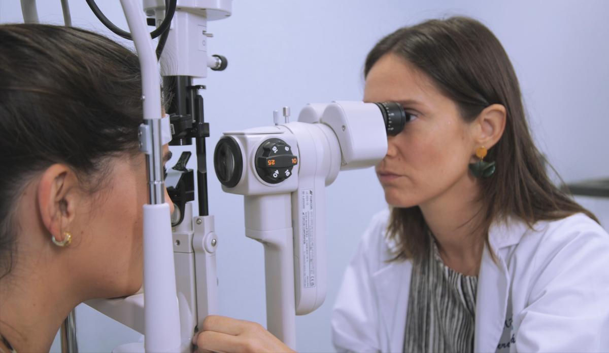 La Dra Teresa Salvà revisa la salud ocular de una paciente