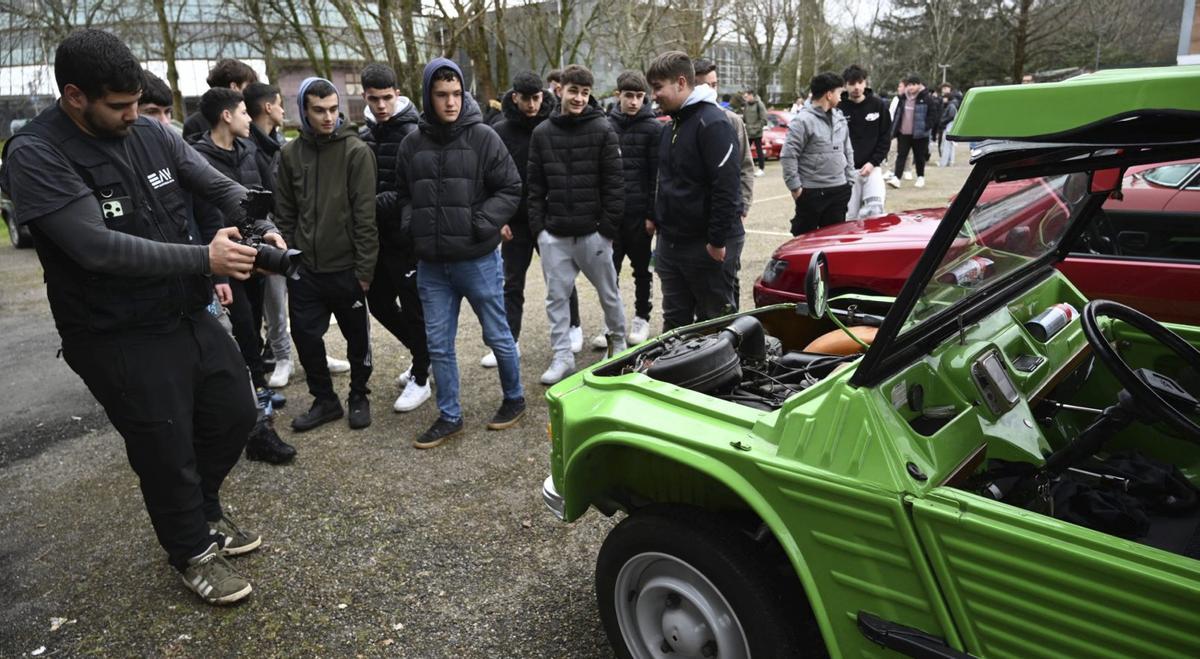 Cientos de alumnos recorrieron durante todo el día de ayer las diferentes estaciones que presenta el circuito en el centro pontevedrés.