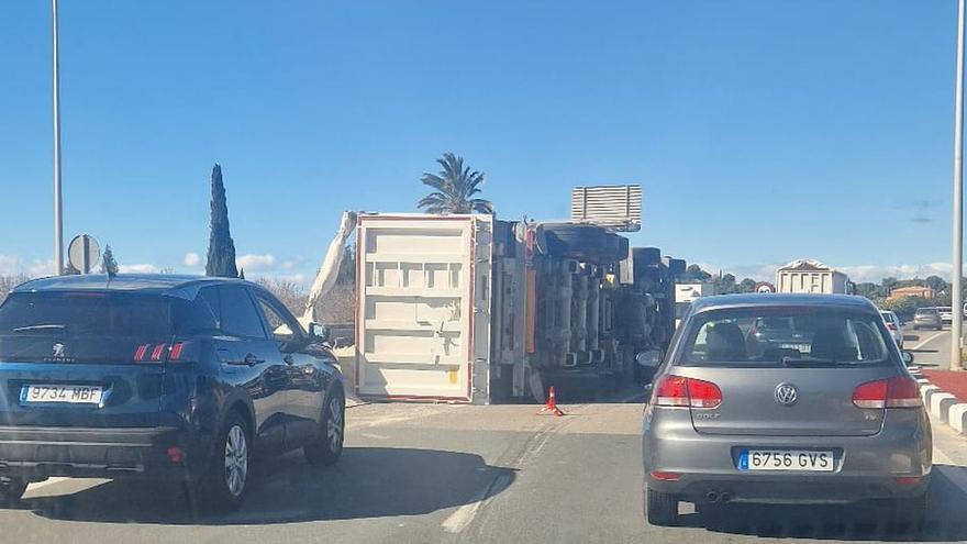 Vuelca un camión en la carretera de l&#039;Alcora