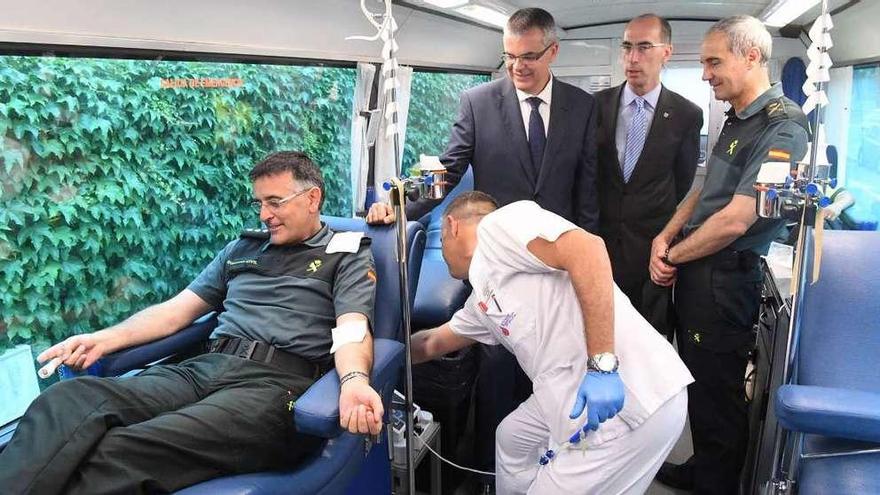 Campaña para donar sangre, en Lonzas. . El delegado del Gobierno, Santiago Villanueva, y el general jefe de la Guardia Civil Ángel Alonso donaron sangre en el autobús que se trasladó al cuartel de la Guardia Civil de Lonzas. La iniciativa, en la que participó el conselleiro de Sanidade, Jesús Vázquez, que no donó por haberlo hecho recientemente, forma parte de la campaña especial de donación de sangre en verano. Galicia necesita 10.000 donaciones al mes.