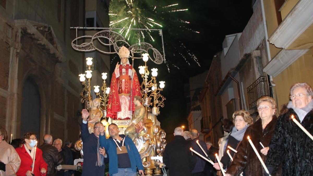 Tras los actos religiosos, la procesión recorrió la distancia entre la iglesia del patrón hasta llegar a El Salvador.