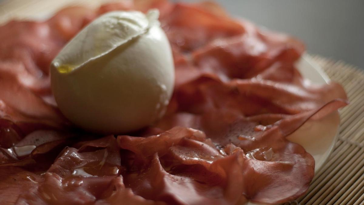 Un plato de 'bresaola' con 'mozzarella'.