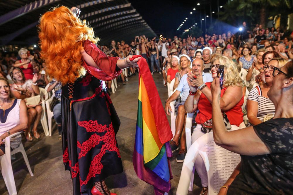 Cientos de personas participan en el primer Día del Orgullo en un acto festivo y reivindicativo de la diversidad sexual.