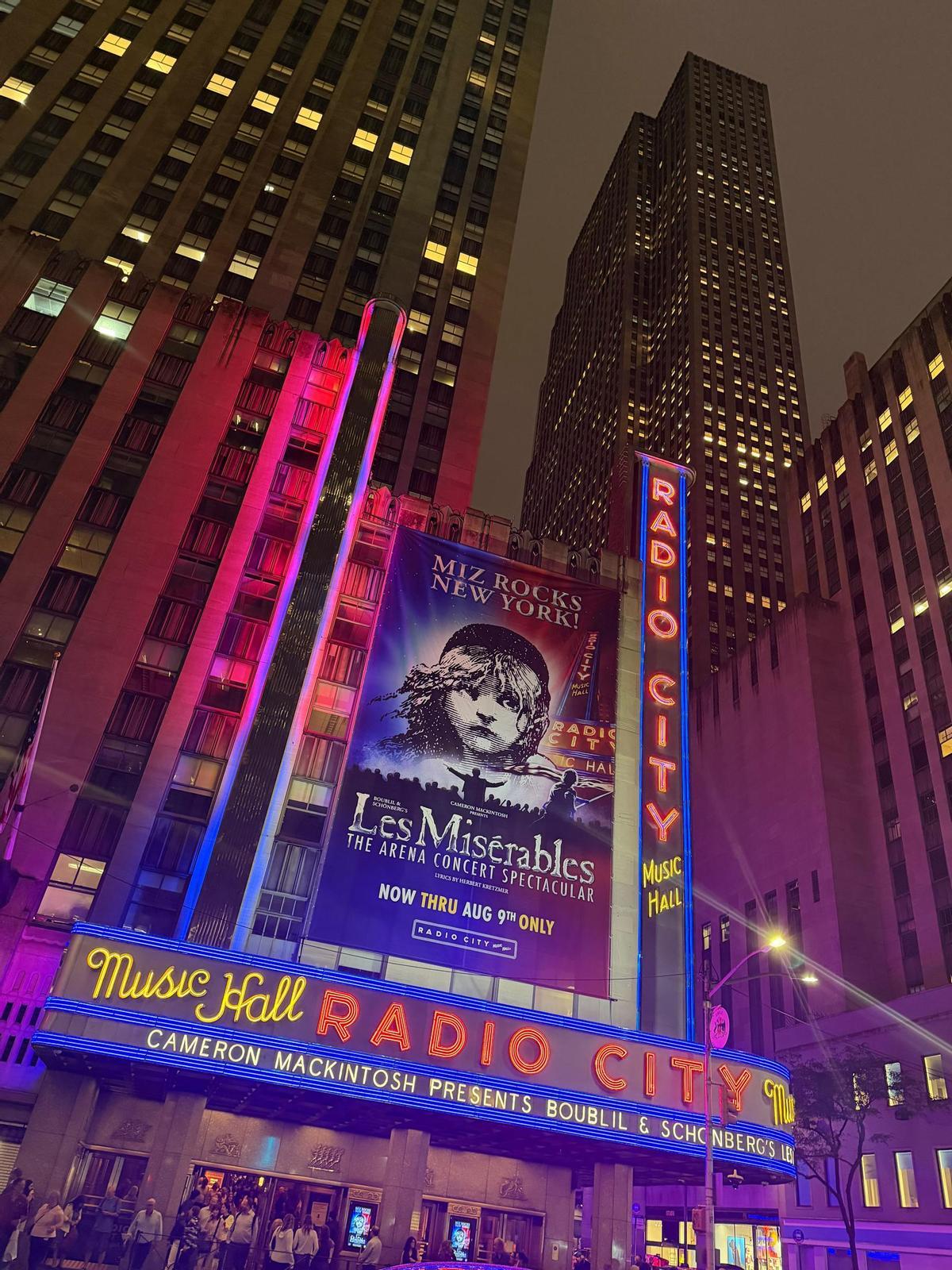 El cartel de Los Miserables en el Radio City Music Hall de Nueva York