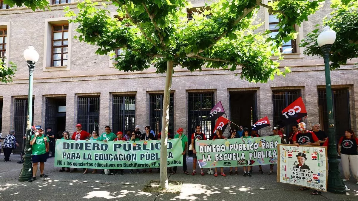 CGT, CCOO y STEA se concentran frente al Pignatelli en el día de la Educación Aragonesa: "La escuela pública no tiene nada que celebrar"
