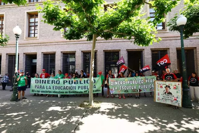 Protesta sindical ante el Pignatelli el día de la educación aragonesa.