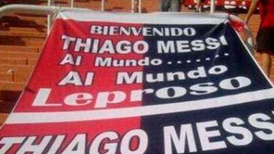 Pancarta felicitando el nacimiento de Thiago Messi.