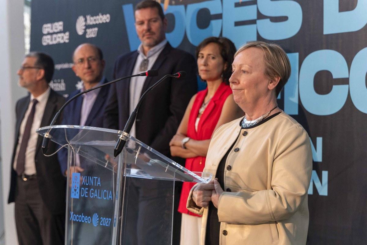 Julie Adams, comisaria, en primer plano, entre más protagonistas de los discursos de apertura en la Cidade da Cultura.