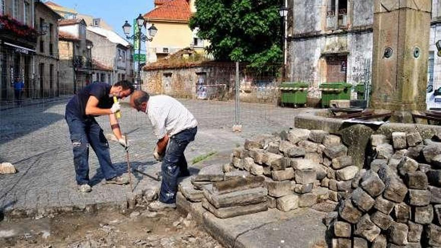 Las obras en la plaza de O Castro arrancaron ayer.