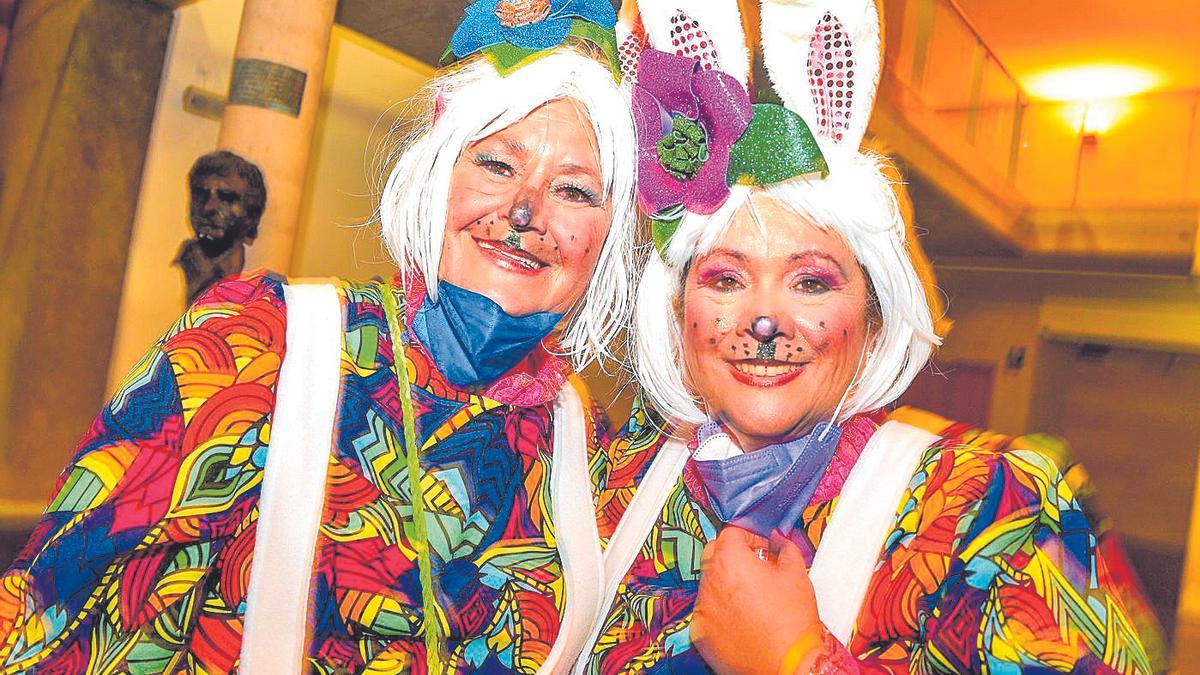 Dos mujeres posan disfrazadas en el pregón del Caranaval de Agüimes el año pasado.
