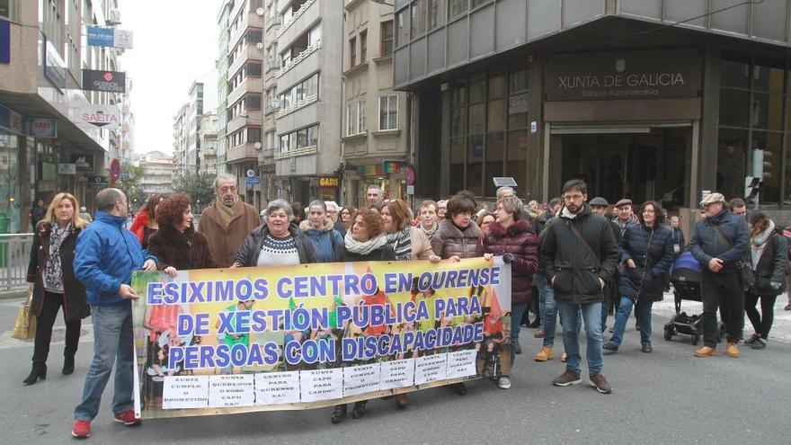 La plataforma se concentró frente a la delegación territorial de la Xunta.