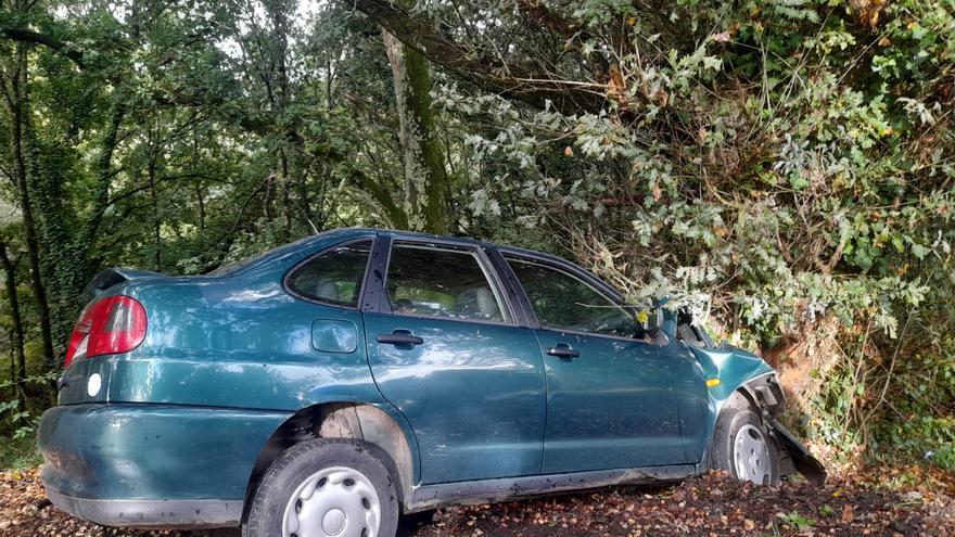 Herido tras salirse de la vía y chocar con un árbol en Silleda