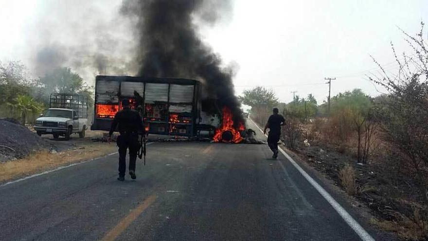 Algunos de los vehículos incendiados por los sicarios.