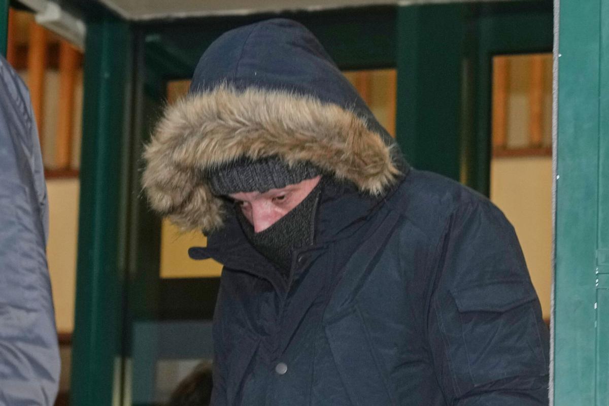 Uno de los acusados de la violación de Joanne Young sale del Tribunal de Magistrados de Swindon, Inglaterra, el 23 de diciembre de 2025. Otros cinco hombres han sido acusados de delitos sexuales contra la misma mujer, incluido su exmarido Philip Young.