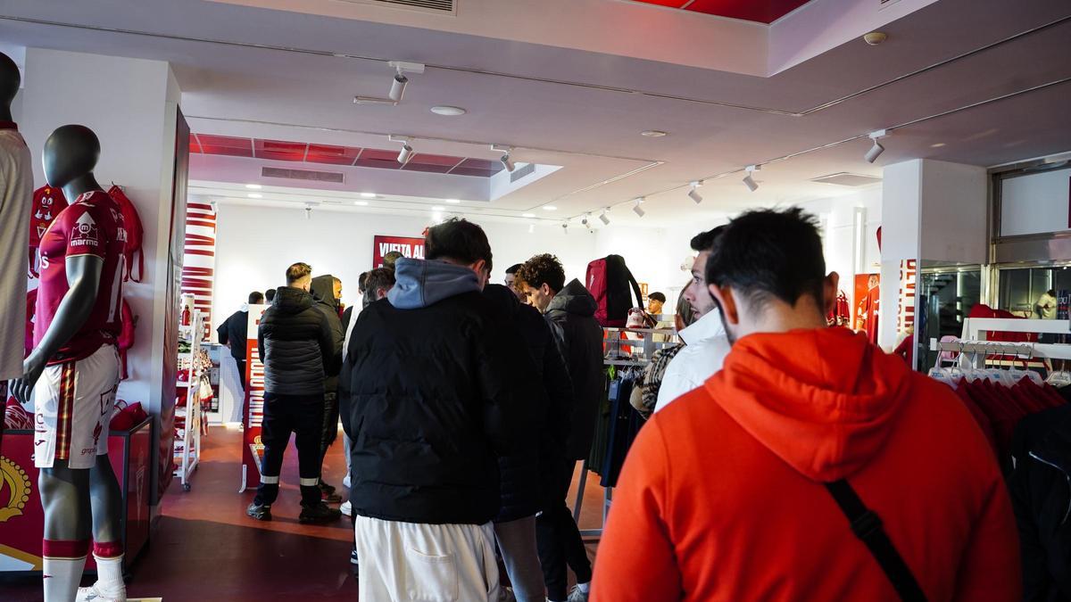 Colas en la tienda del club para adquirir localidades.