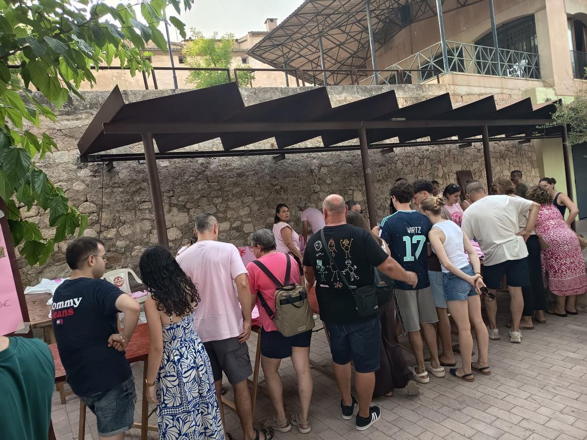 Numerosas personas acudieron ayer a ses Solls a comprar camisetas y a votar al Much y la Muca.